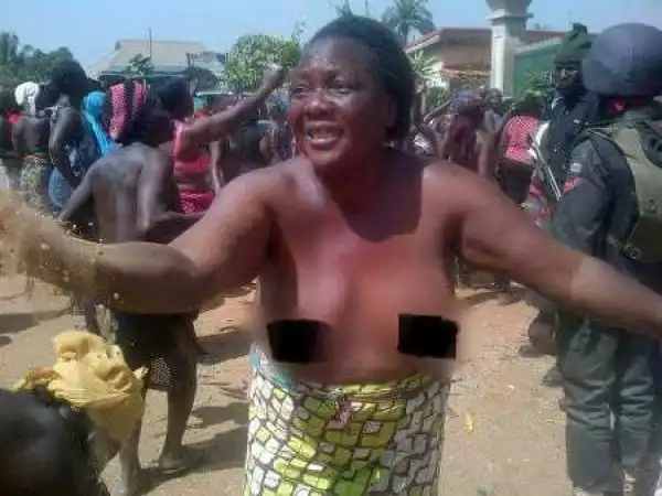 Shocking! Kaduna Women Expose Their Breasts Protesting Against Gov. El-Rufai Over the Killing of their Children (Photos)